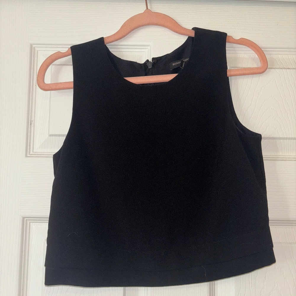 BR cropped sleeveless blouse